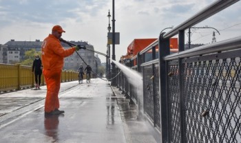 A hétvégén folytatódik a budapesti tavaszi nagytakarítás  - Szombaton a Margit híd mosására kerül sor