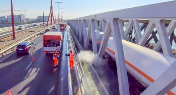 A hétvégén a Rákóczi híd mosásával zárja az FKF Budapest hídjainak őszi nagytakarítását